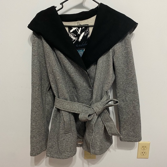 Wrap around winter coat. - Picture 7 of 8